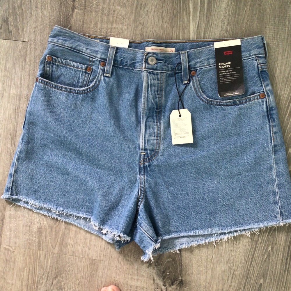 LEVI’S RIBCAGE SHORTS -  SUPER HIGH RISE - SLIM THROUGH HIP